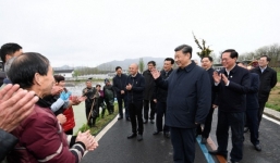 Ông Tập ngầm thông báo Trung Quốc sắp hết dịch khi đi gặp dân không đeo khẩu trang?