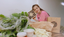 Nhã Phương chìm nghỉm trong đống đồ ăn được tặng, nhìn món này ai cũng ao ước