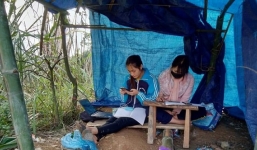 Xót xa hình ảnh nữ sinh dựng lán ngoài trời để bắt sóng học online