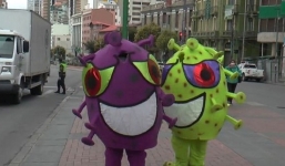 Cảnh sát hóa trang virus corona xuống đường nhắc nhở người dân phòng dịch