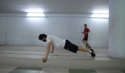 Hết trèo công viên, người dân Thủ đô lại rủ nhau xuống hầm đi bộ tập thể dục