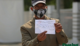 Hàng trăm người bán hoa ở Hà Nội được kiểm tra nhanh covid-19