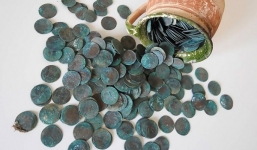 Tìm thấy kho báu 300 năm dưới sàn nhà mục nát