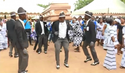 Nhóm nhảy nổi tiếng nhờ vũ điệu vác quan tài biểu diễn trên nền nhạc EDM