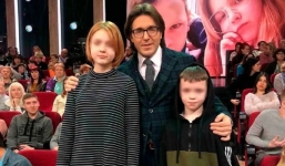 Cô bé 13 tuổi gây tranh cãi khi công khai mang bầu cùng bạn trai kém 3 tuổi