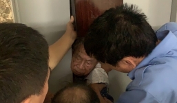 Người dân cạy cửa thang máy giải cứu cụ ông 83 tuổi bị mắc kẹt 