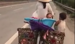 Xót xa hình ảnh mẹ đèo hai con nhỏ trong sọt đội nắng mưu sinh