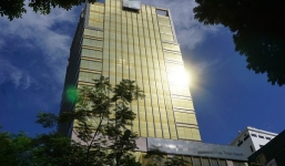 Tòa nhà 'dát vàng' giữa lòng Thủ đô khiến người dân nhức mắt