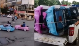 Mẹ chở con bằng xe ô tô đồ chơi đi dạo phố bị bắt