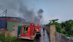 Hải Dương: Xưởng sản xuất bật lửa 3.000m2 bốc cháy, cột khói cao hàng chục mét