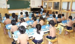 Ngôi trường mầm non gây tranh cãi vì bắt học sinh cởi trần đi học