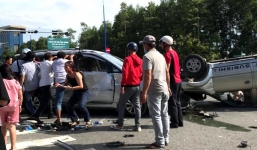 Bình Dương: Tai nạn ô tô lật ngửa ở ngã tư, 12 người cầu cứu