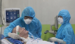 Điều kỳ diệu: Phi công người Anh có thể ngồi dậy, biết thao tác điều chỉnh giường