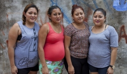 'Truyền thống' lạ của gia đình 4 chị em ruột 10 năm 'cho thuê bụng'