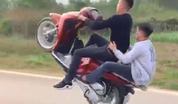 Khoe chiến tích bốc đầu SH lên mạng xã hội, 2 thanh niên bị 'tuýt còi'