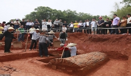 Dọn dẹp làm đường, nhóm công nhân tìm thấy đôi mộ cổ 1.000 năm tuổi còn nguyên vẹn
