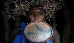 Truyền thống lạ đeo trang sức cho môi của bộ tộc Suri