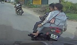 Rùng mình xem clip 'quái xế' kẹp 3 'nhờn' trước mũi ô tô