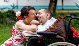 Chuyện tình online và đám cưới nghìn cây số của cô gái xinh đẹp cùng chàng trai tật nguyền