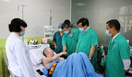 Phi công người Anh thoải mái buôn chuyện, thử lực chân với bác sĩ 