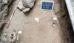 Thi công đào đường nhóm công nhân phát hiện mộ cổ 1.300 năm với nhiều vật lạ