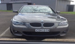 Xế hộp có biển số COVID 19 bị bỏ chỏng chơ và bí ẩn phía sau