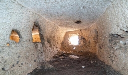 Theo dấu loạt căn phòng bí ẩn 2.000 năm tuổi thông nhau trên vách đá cheo leo 