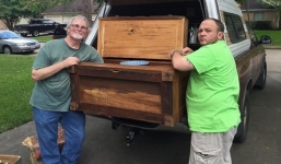 Mua chiếc tủ rẻ như cho của người mới mất, ai ngờ mở ra phát hiện bí mật đổi đời