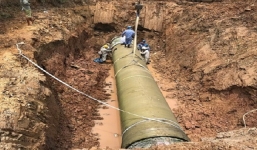 Vỡ đường ống nước sạch sông Đà - Hà Nội, người dân bị cắt nước giữa trời nắng nóng