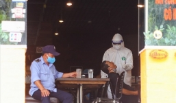 4 nhân viên cửa hàng lẩu hút thuốc lào chung với BN 447 trở thành F1 