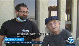 Cụ bà 99 tuổi gây chú ý khi dạy lái máy bay cho chàng phi công trẻ