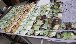 Sợ Covid-19, người Hàn Quốc sấy tiền trong lò vi sóng và rửa bằng máy giặt