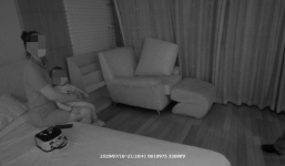 Soi camera phát hiện người lạ trong nhà, đến tận nơi xem muốn nổi điên vì thái độ 