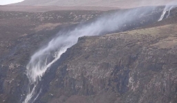 Kỳ lạ thác nước dài 190m bỗng ngược dòng chảy lên trời 