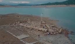 Cổ trấn 300 tuổi 'thức dậy' giữa lòng hồ sau nửa thế kỷ bị dòng sông nhấn chìm