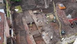 Đào móng xây nhà, vô tình 'mở cửa' mật thất chứa 42 mộ cổ nghìn năm với tư thế lạ