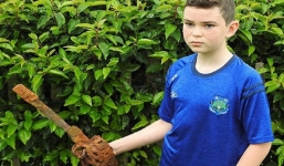 Ước được tặng sinh nhật máy dò kim loại, vừa nhận quà cậu bé đã tìm ngay được kiếm cổ