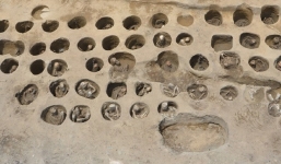 Khai quật nghĩa địa cổ khổng lồ hình tổ ong chứa 1.500 hài cốt người và động vật