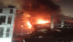 Ghen tuông với chồng hờ, người phụ nữ mua xăng quyết thiêu rụi công ty cho hả giận