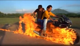 Thanh niên chán sống tẩm xăng rồi quay Youtube phi xe, bắt chước 'ma tốc độ'