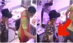 Nhanh tay đút vịt quay vào đũng quần, người phụ nữ khiến dân mạng 'nóng' miệng