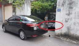 Chủ nhà bế tắc tột cùng khi nhìn chiếc xe chắn kín cổng, 'nội bất xuất ngoại bất nhập'