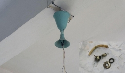 Ngồi học trong lớp, 1 học sinh bị quạt trần bất ngờ văng trúng đầu 