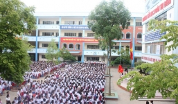 NÓNG: Một trường tiểu học ở Hà Nội bỏ quên học sinh trên xe đưa đón