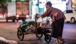 Nhờ cô gái lạ dắt qua đường nhưng bị từ chối, cụ bà nhặt ve chai gặp tai nạn thương tâm