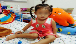 Bé gái 3 tuổi mắc bệnh hiếm, đang chơi bất ngờ đau đầu rồi liệt nửa người