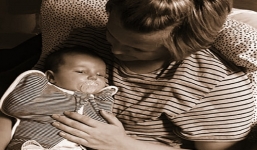 Bố hôn nhẹ vào môi con, bé gái 8 tuần phải nhập viện điều trị 6 tháng