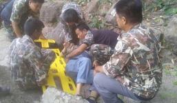 Chán chường đi leo núi giải khuây, bà bầu 3 tháng 'trượt chân' ngã vách núi