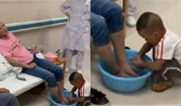 Con trai 2 tuổi rửa chân cho mẹ 'trọc đầu' và câu chuyện đau xé lòng phía sau