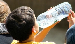 Bé 12 tháng qua đời vì uống nhầm xăng: Bài học đau đớn khi người lớn đựng xăng vào chai nước